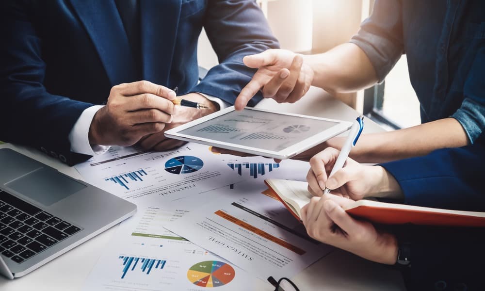 managers-analyzing-data